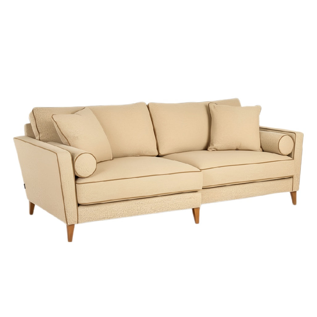 **Moderne beige bank met kussens en houten poten**